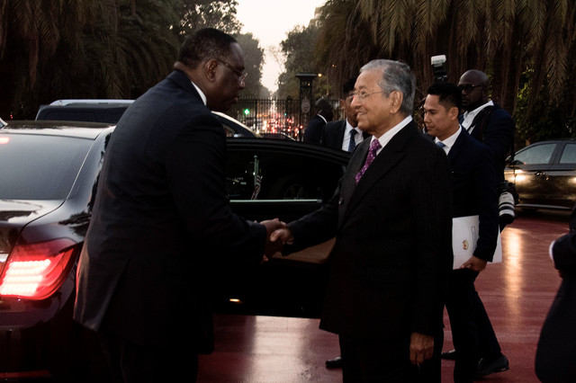 Malaysian Prime Minister Tun Dr Mahathir Mohamad being welcomed by Senegal’s President Macky Sall