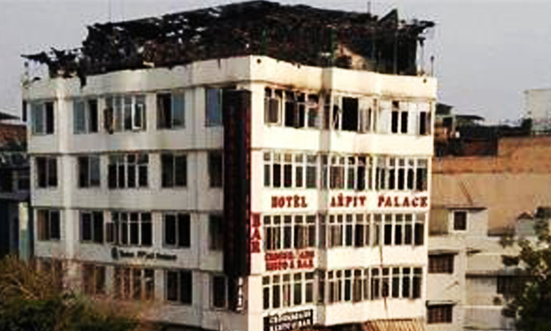 17 killed in massive fire in central Delhi Hotel