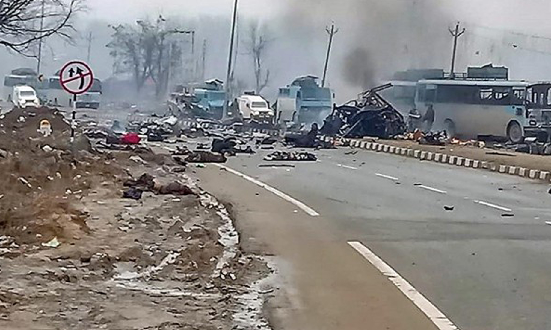 India: Bomb kills 40 Indian paramilitary police in convoy