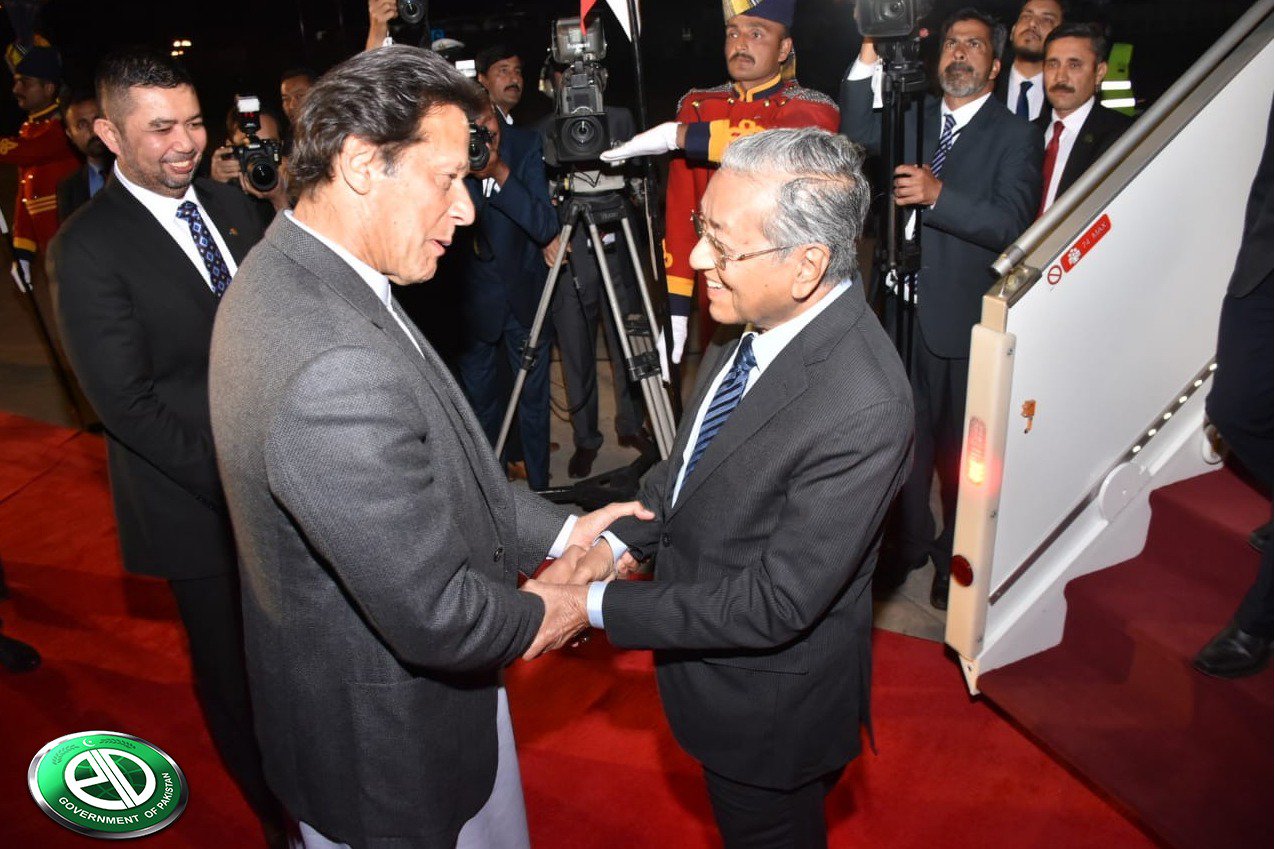 Mahathir meets Imran Khan, accorded official welcome in Pakistan