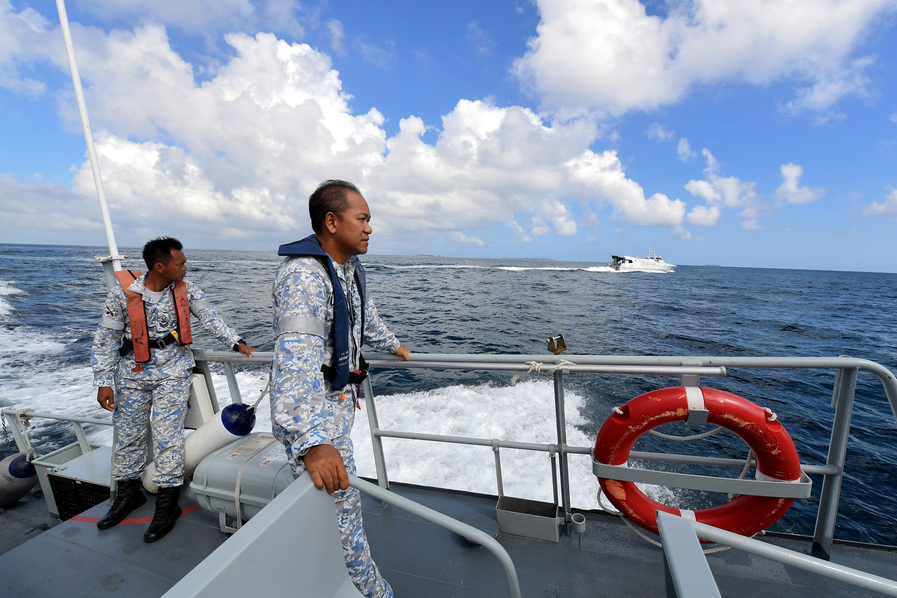 One dead, five missing after boat capsizes near Pulau Nunuyan