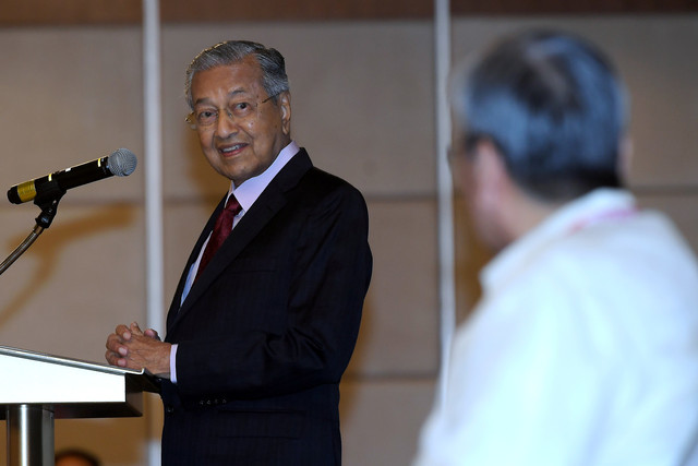 Malaysia’s PM Tun Dr Mahathir arrives in Manila for three-day visit