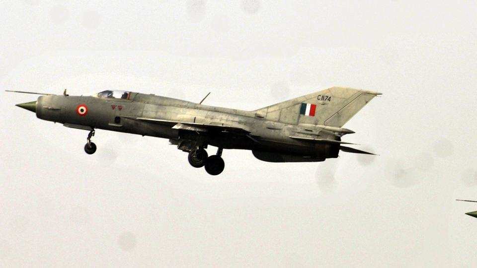 MiG-21 fighter jet crashes in India