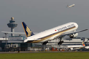 Singapore Airlines Grounds Two Boeing 787-10 Aircraft Due To Premature Blade Deterioration