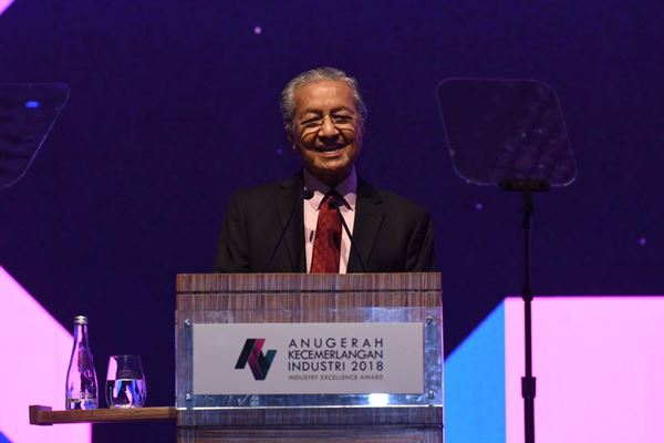 Dr. Mahatir reminds PNB not to be complacent in fulfilling its responsibility towards investors