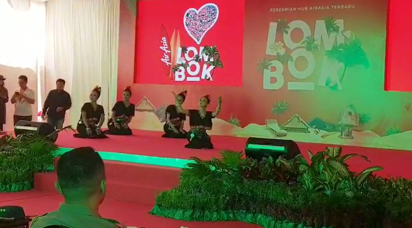 Lombok, Indonesia-Gending Sriwijaya Dance