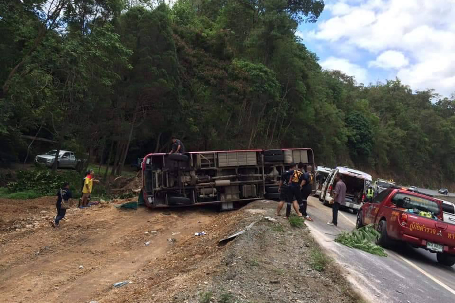 Four Chinese Tourists Injured After Bus Overturns In Chiang Mai, Thailand
