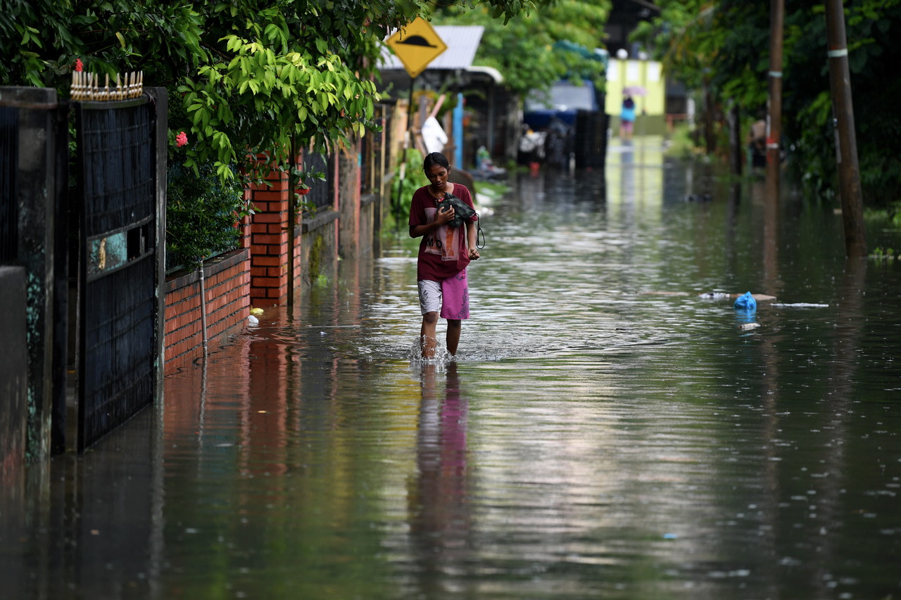 Flash floods hit kota kinabalu, scores of cars submerged