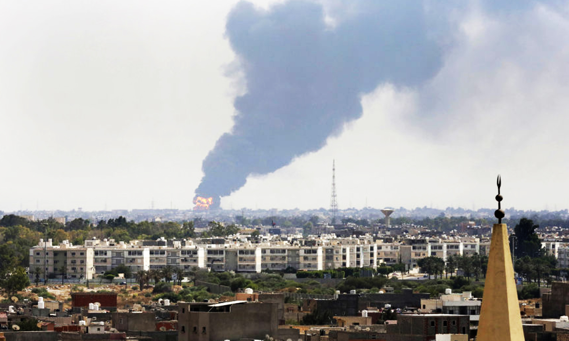 Air strike kills 40 at Libya migrant centre