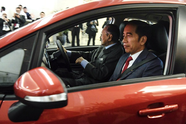Jokowi shares excitement being chaufferred around by Dr M in a Proton