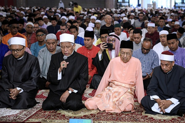 Dr Mahathir joins thousands of Muslims in Aidiladha prayers