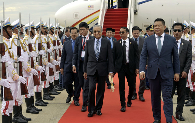 PM Dr Mahathir arrives in Phnom Penh for 3-day official visit