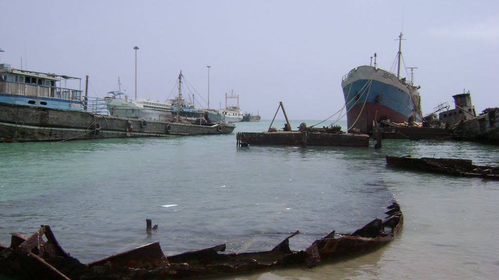 Yemeni Explosive Experts Defuse Sea Mine Near Fishing Port In Hodeidah