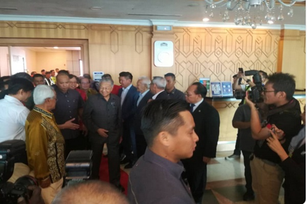 Dr Mahathir arrives in Kuching to attend 2019 Malaysia Day celebration