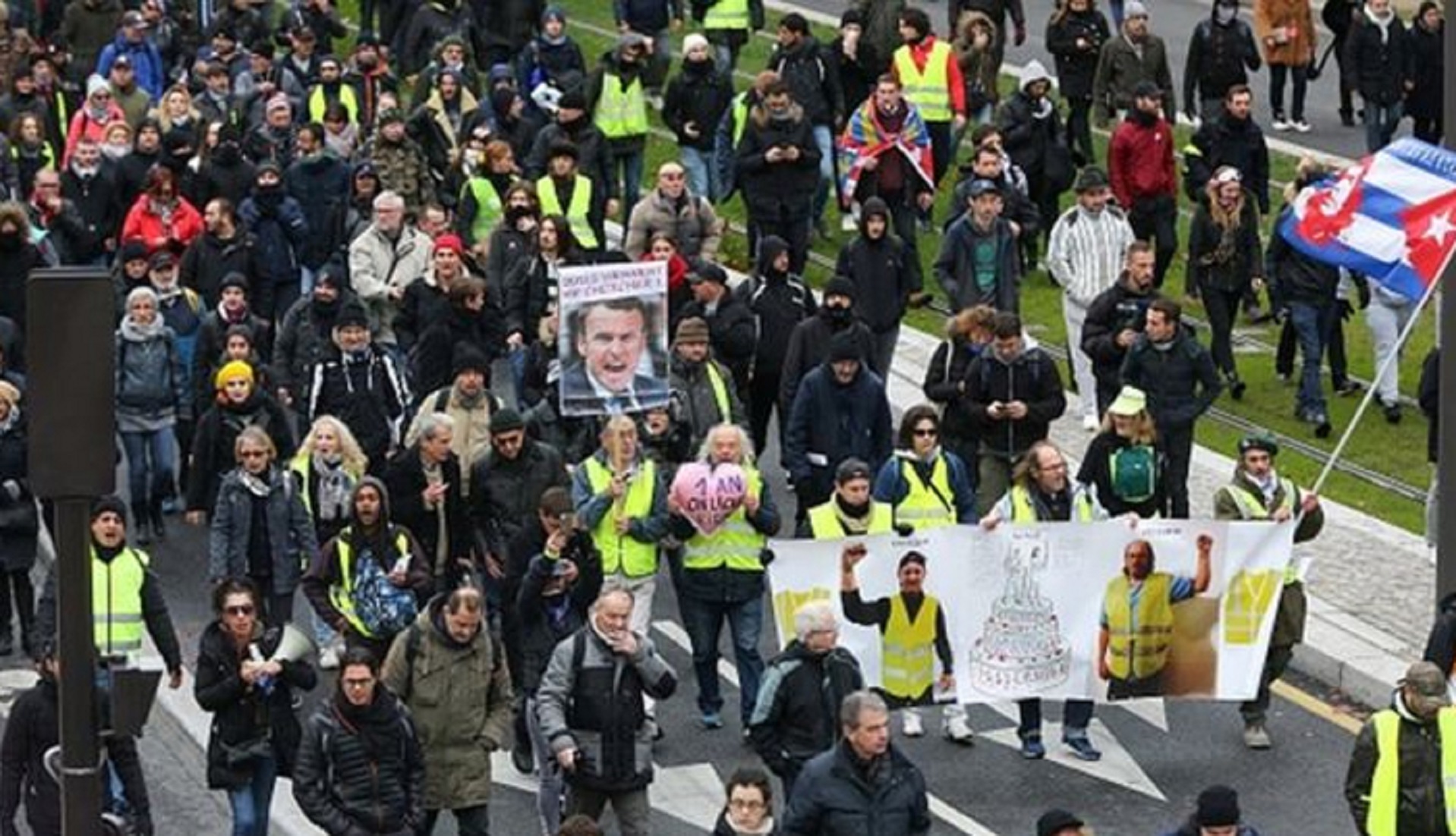 Yellow Vest protests: More than 100 arrested as violence returns to Paris