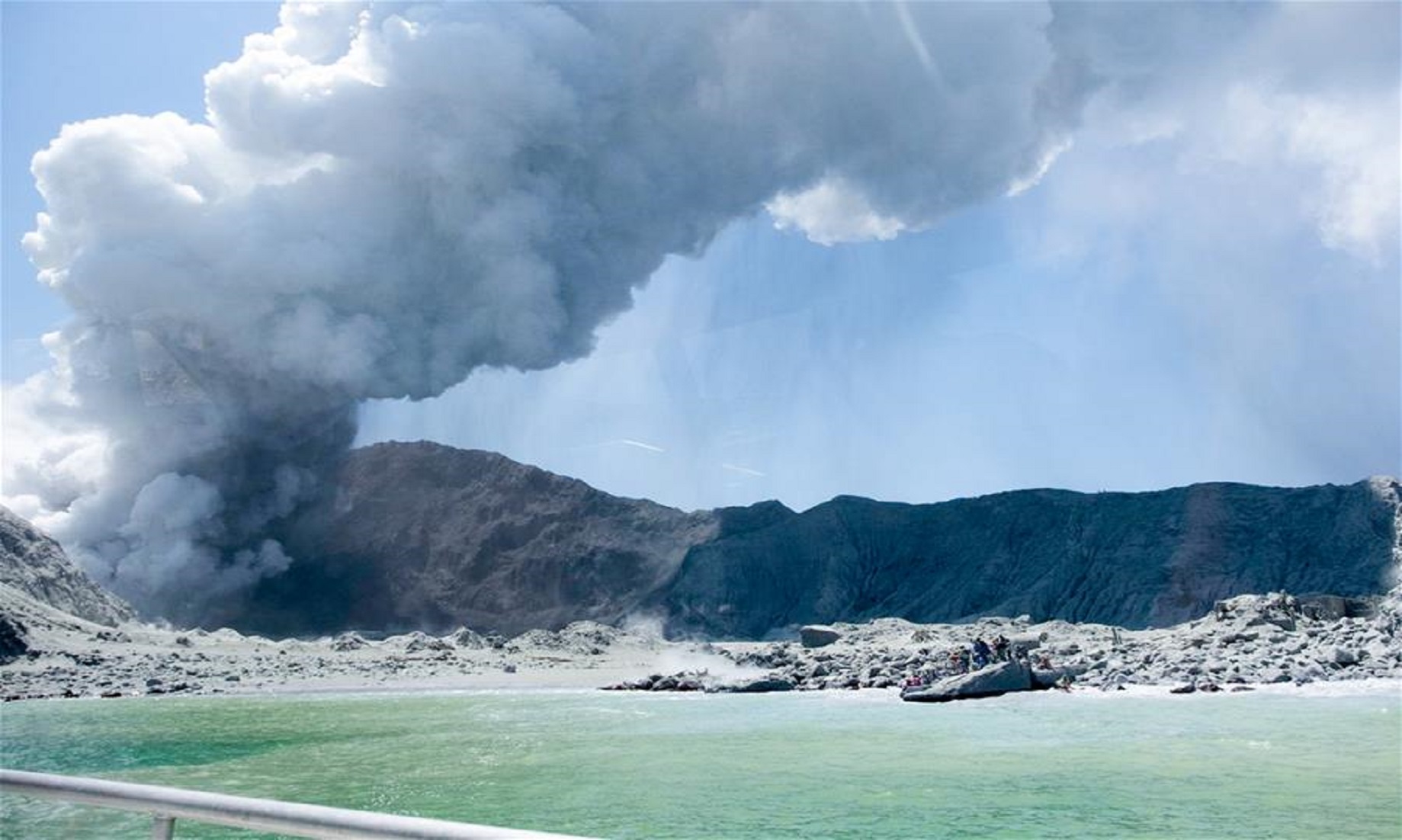 New Zealand police suspend volcano body search
