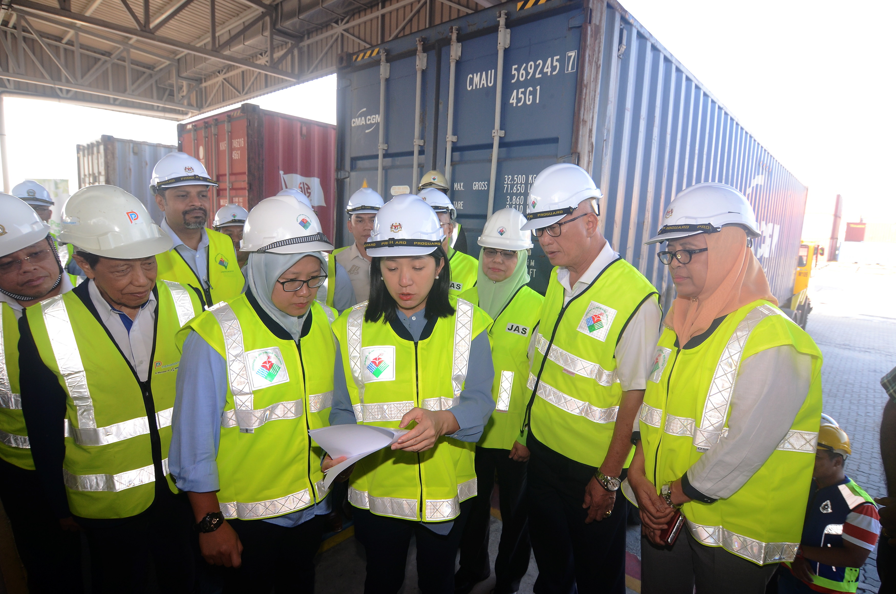 M’sia sends back 150 containers of plastic waste, to send another 110 by June