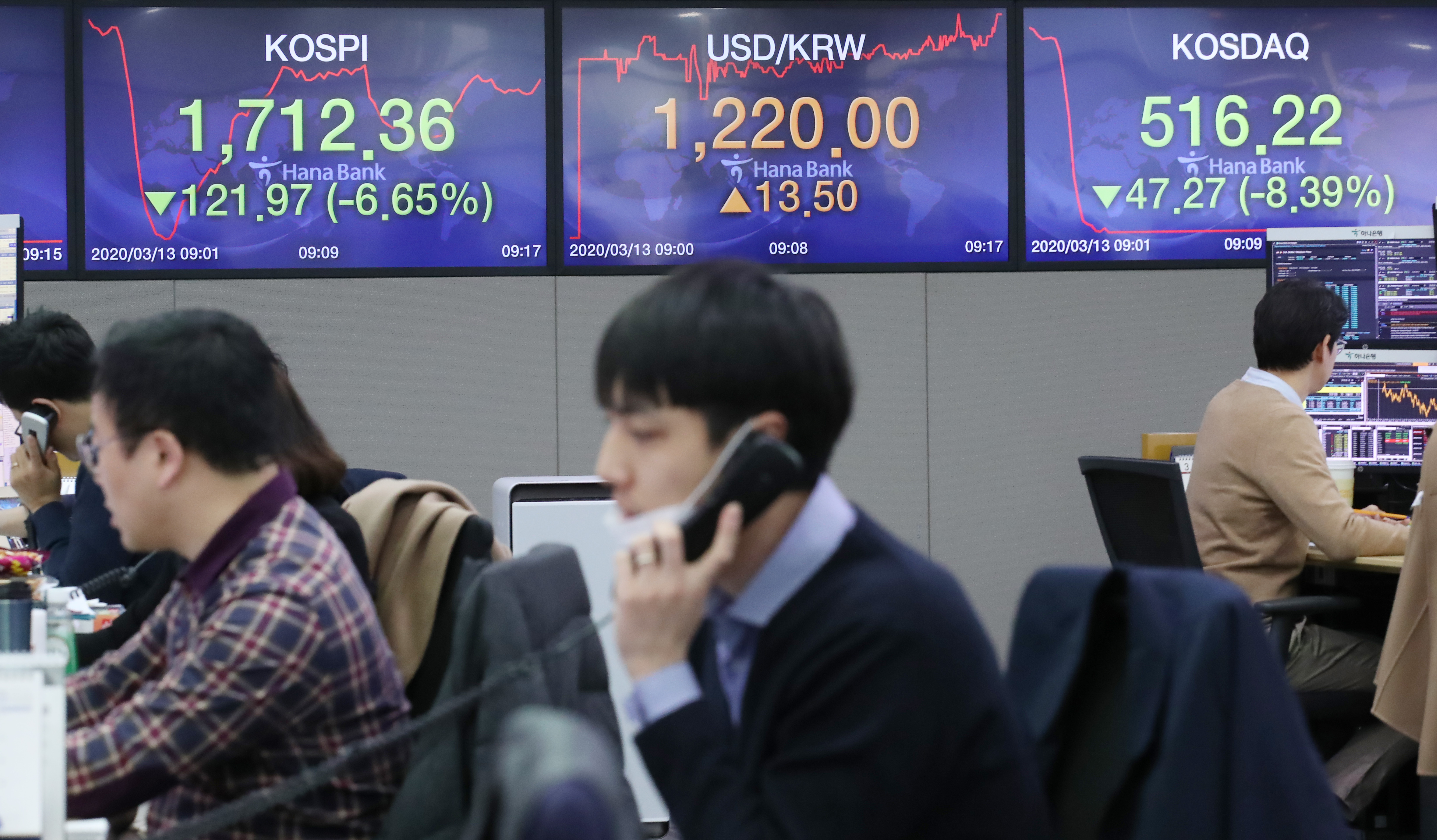 Seoul stocks crash to 8 1/2-year low on virus panic selling, Korean won at 4-year low
