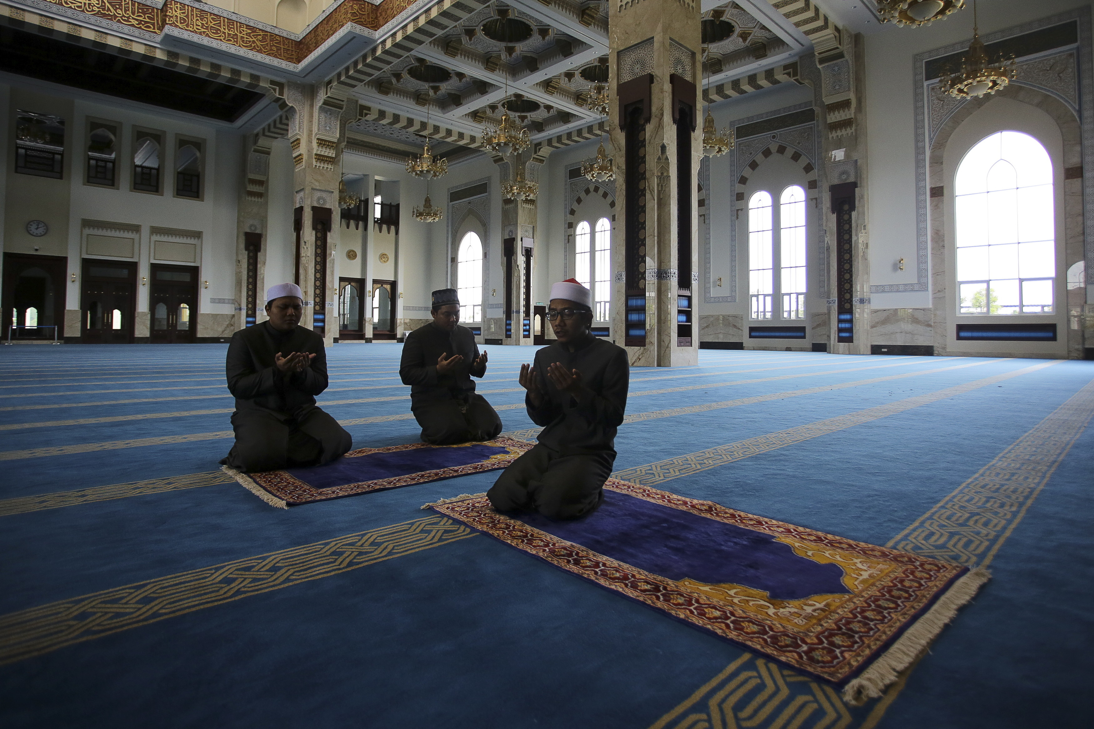 Covid-19: Muslims around Asia mark Ramadan with unprecedented virus lockdowns