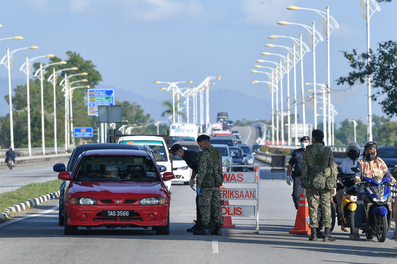 CMCO: Roadblocks in KL, Selangor under control, road users heed SOP, say police