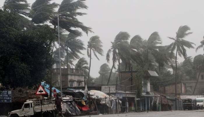 Amphan: Cyclone wreaks deadly havoc in India and Bangladesh