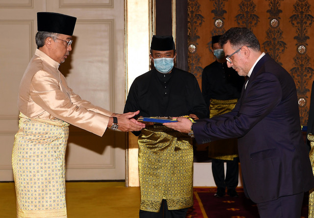King presents appointment letters to Malaysian envoys