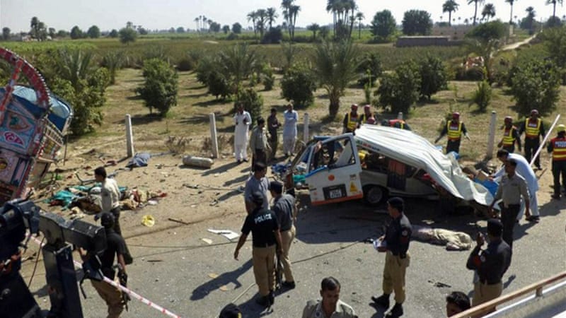 10 killed, 20 injured in van-truck collision in SW Pakistan