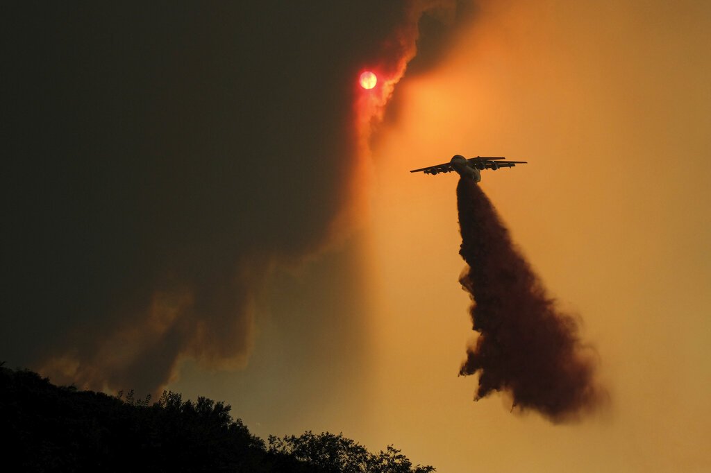 Fast growing wildfire in Los Angeles forces evacuation of over 500 homes