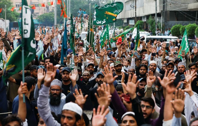 Thousands protest in Pakistan over reprinting of Mohammad cartoons in France