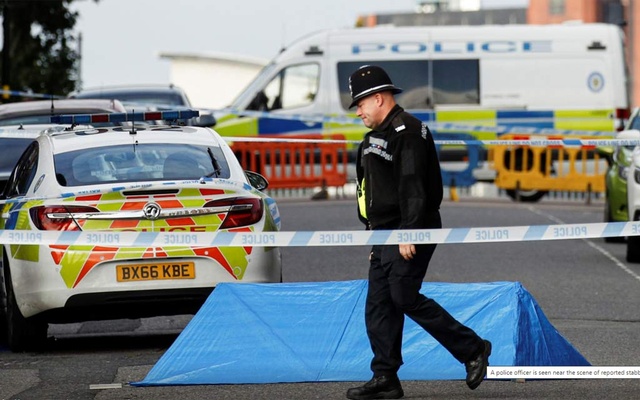 UK: Manhunt as one killed and seven hurt in Birmingham stabbings
