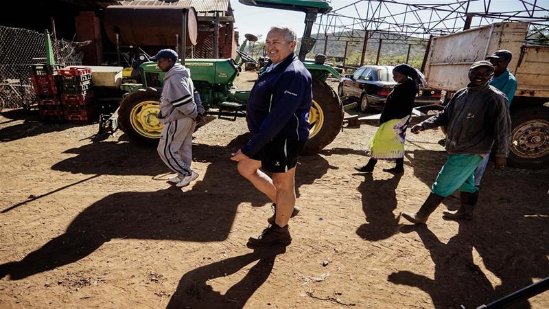 Zimbabwe says foreign white farmers can apply to get back seized land