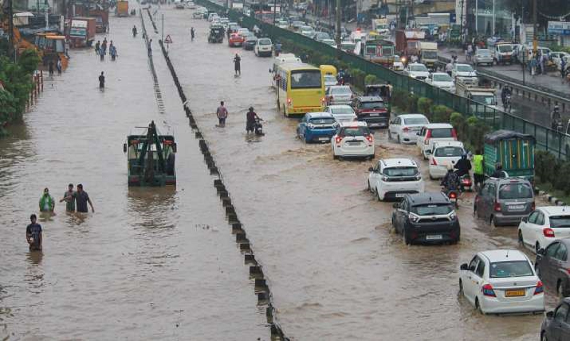 India’s Mumbai Shuts Offices After Rain Lashes, Disrupts City