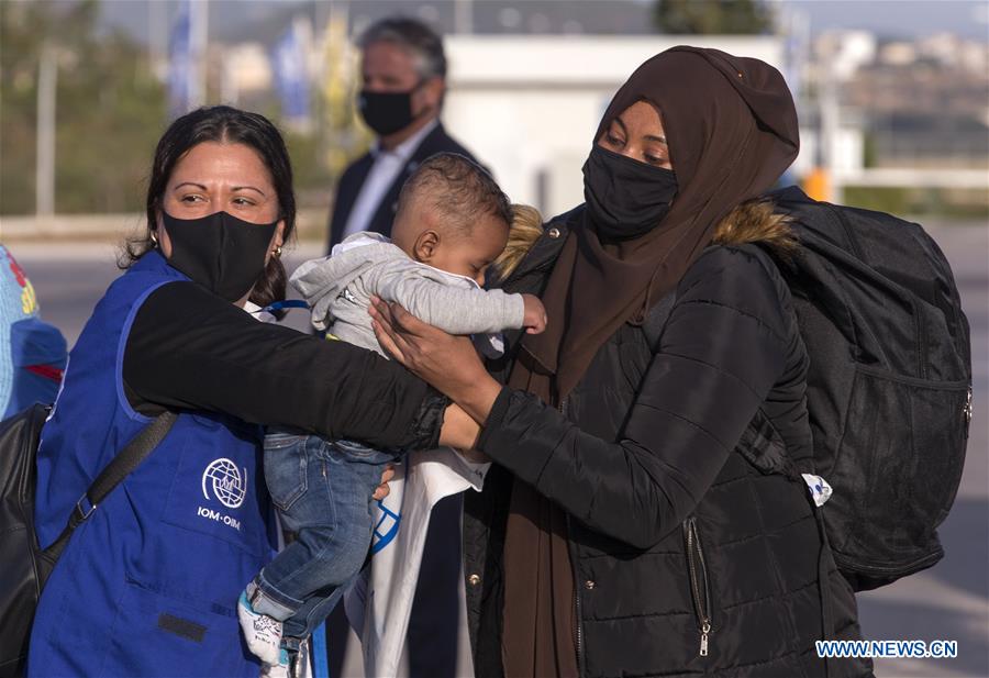 First group of refugees from Greek islands departs for Germany