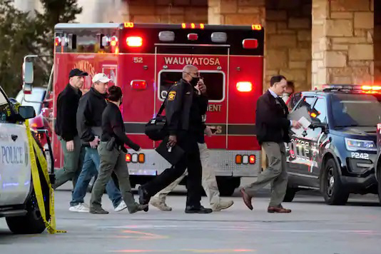 US shooting: Eight hurt in shooting at mall, gunman still at large