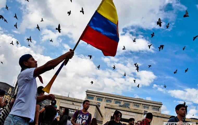 Thousands of students, despite restrictions, protest in Colombia’s main cities