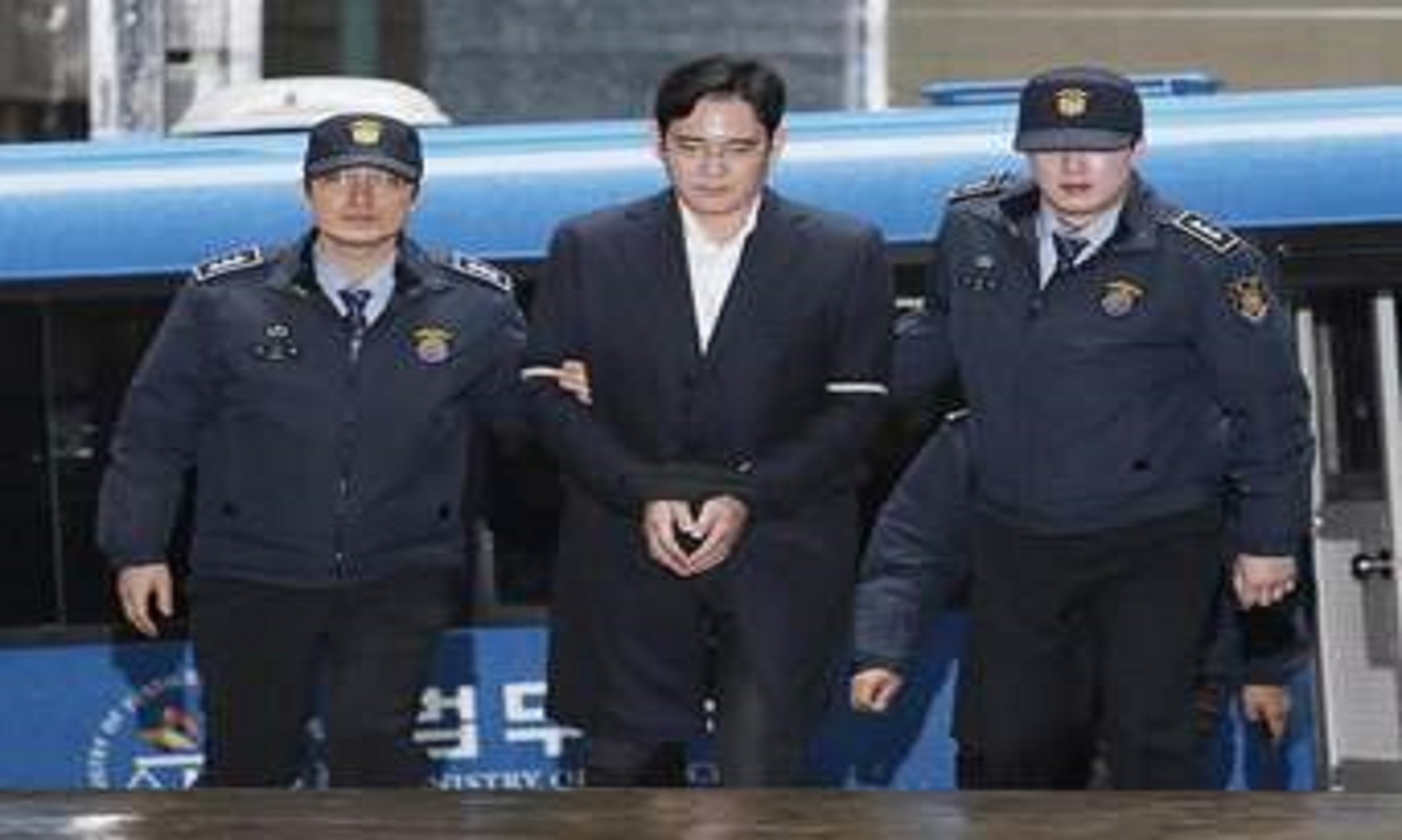 Samsung Heir Sentenced To 2-1/2 Years In Prison For Corruption