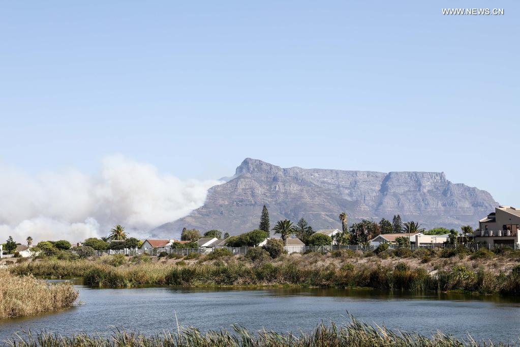 Historic structures damaged, 2 firefighters injured in South Africa’s Table Mountain fire
