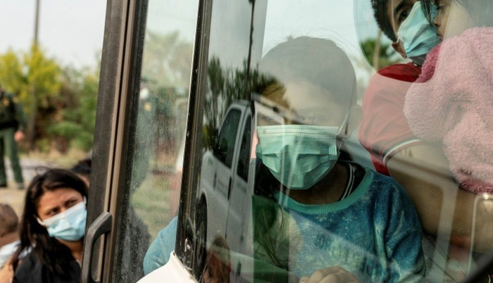 ﻿US immigration: White House vows probe into migrant children kept on buses