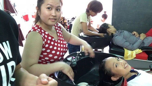 Vietnamese Capital To Reopen In-Store Services Of Restaurants, Hair Salons