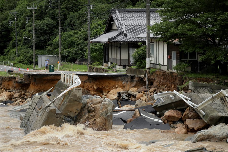 Heavy Rain Pummels Western, Southwestern Japan, Leaving One Dead