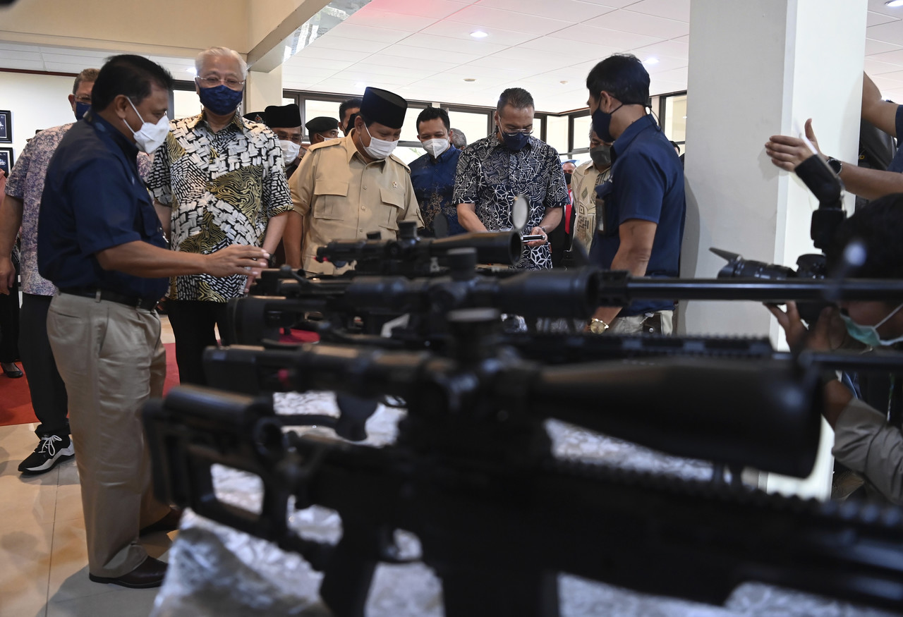 Malaysian PM Visits PT Pindad Military Equipment Production Facility In Indonesia