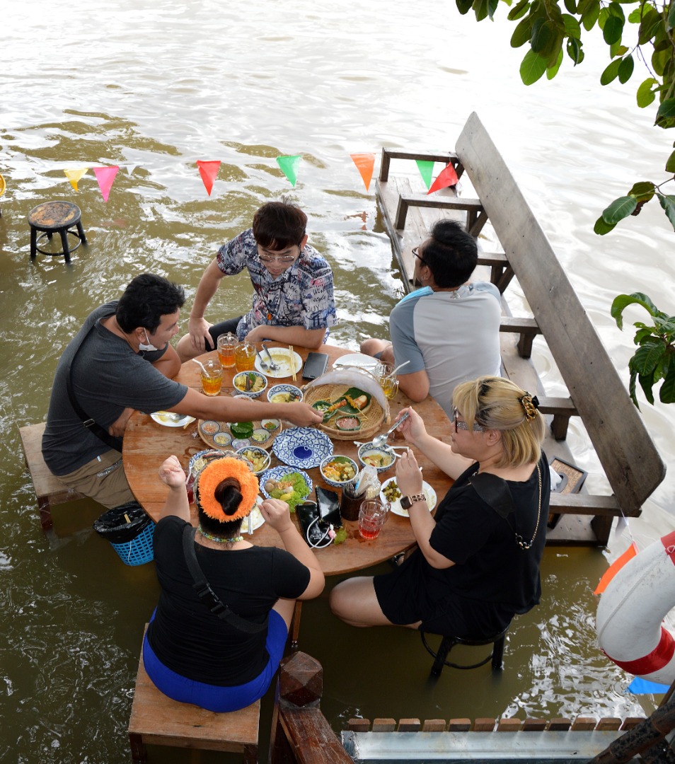 Flooded Riverside Restaurant Making A Splash Among Foodies In Thailand