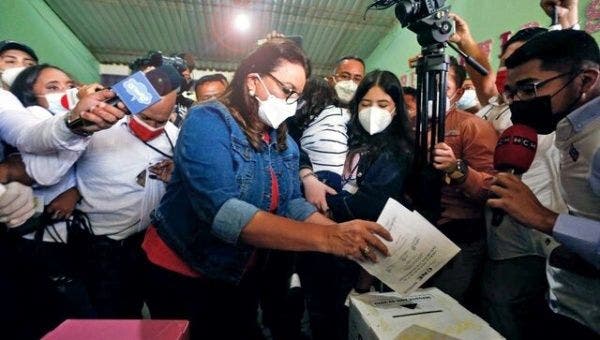 Xiomara Castro leading by wide margin in Honduras elections