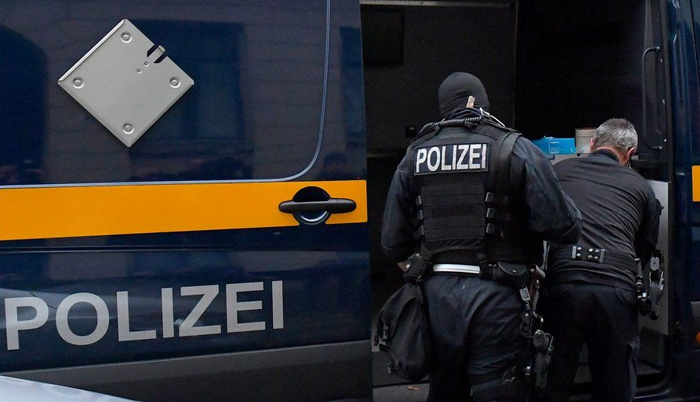 Covid-19: German raids on extremists over Saxony leader death plot