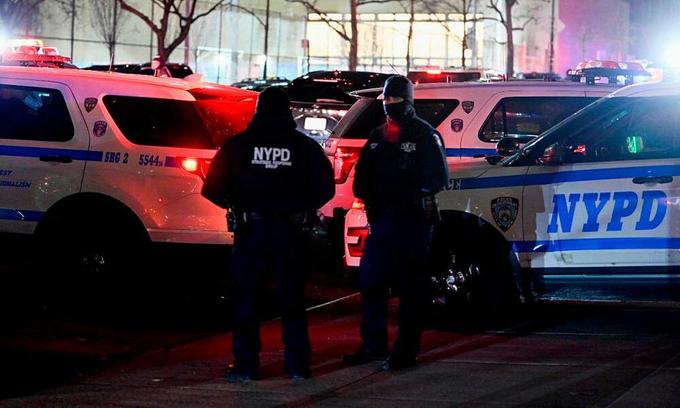 Update: New York mayor calls for national action on guns after death of police officer