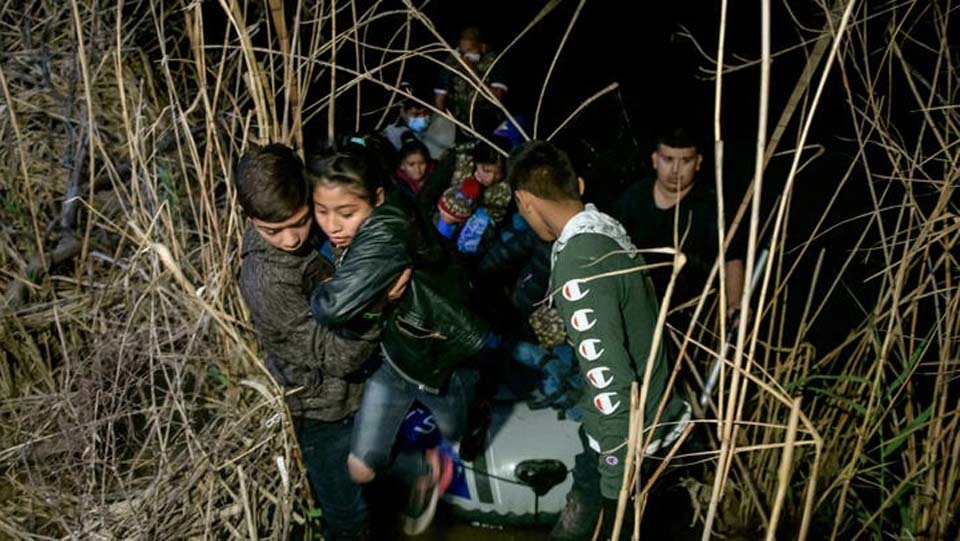 US reports nearly 2 mn migrant apprehensions at southern border in 2021