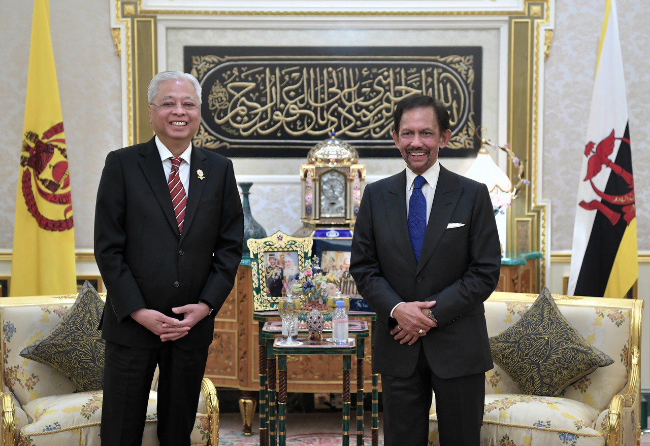 Brunei Sultan Welcomes Proposed Implementation Of Malaysia-Brunei VTL