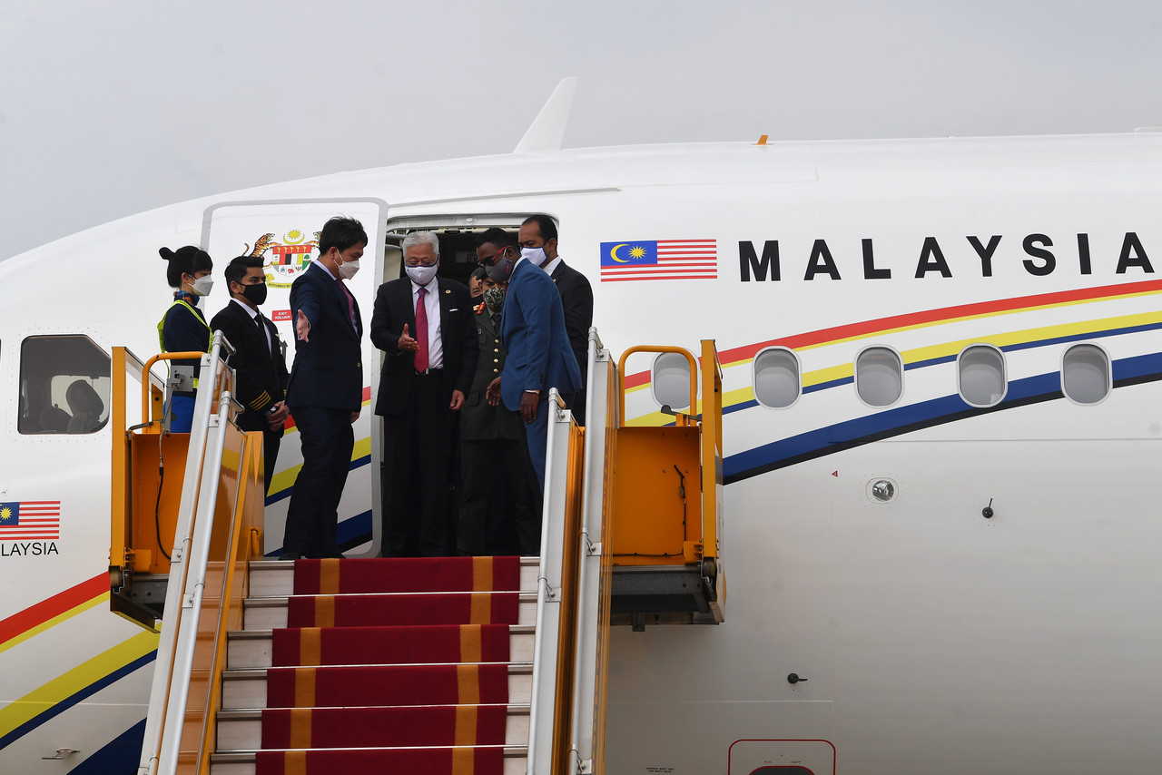 Malaysian PM arrives in Vietnam for two-day official visit