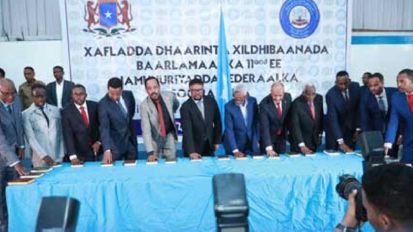 Somalia swears in MPs and senators
