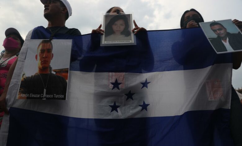 Central American mothers caravan demonstrates in Mexico City